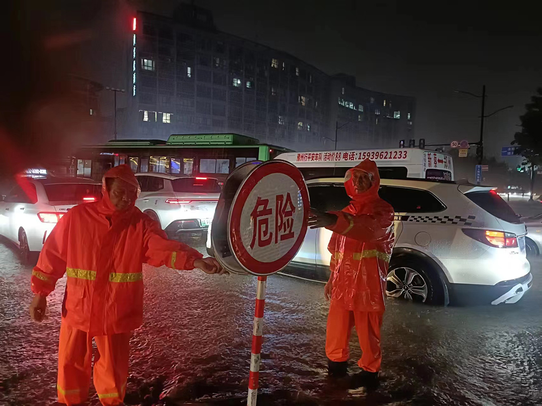 责任温暖丨暴雨不断，守护不止！致敬雨中逆行者